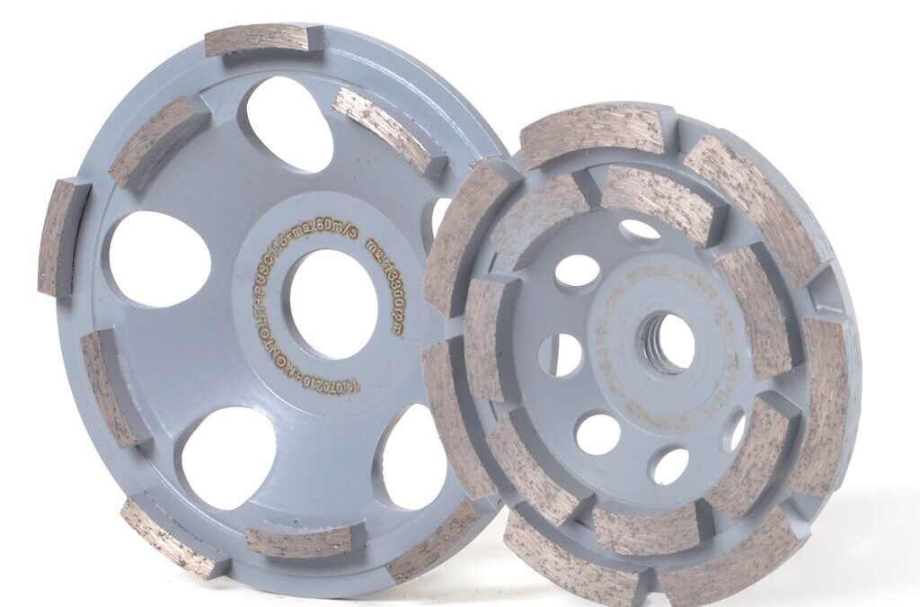 Segmented diamond grinding wheel for grinding concrete and stone materials